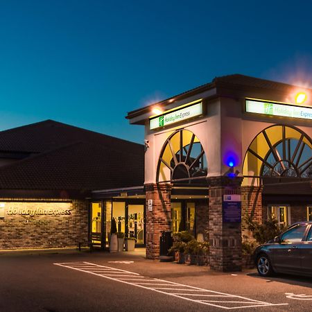 Holiday Inn Express Peterborough By Ihg Exterior photo
