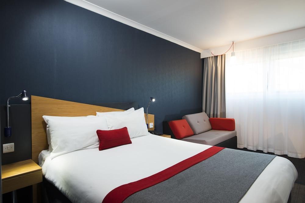 Holiday Inn Express Peterborough By Ihg Exterior photo