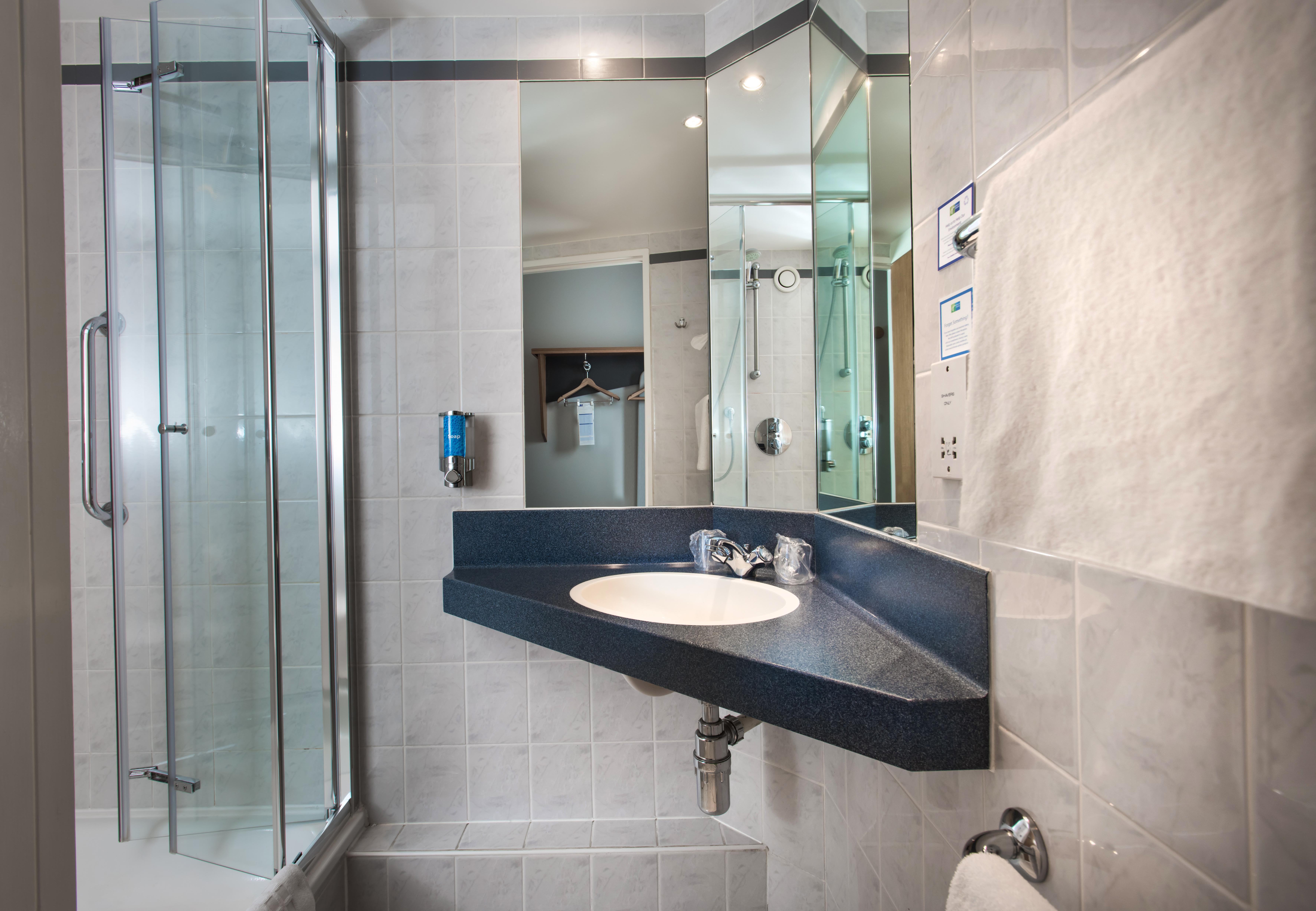 Holiday Inn Express Peterborough By Ihg Exterior photo