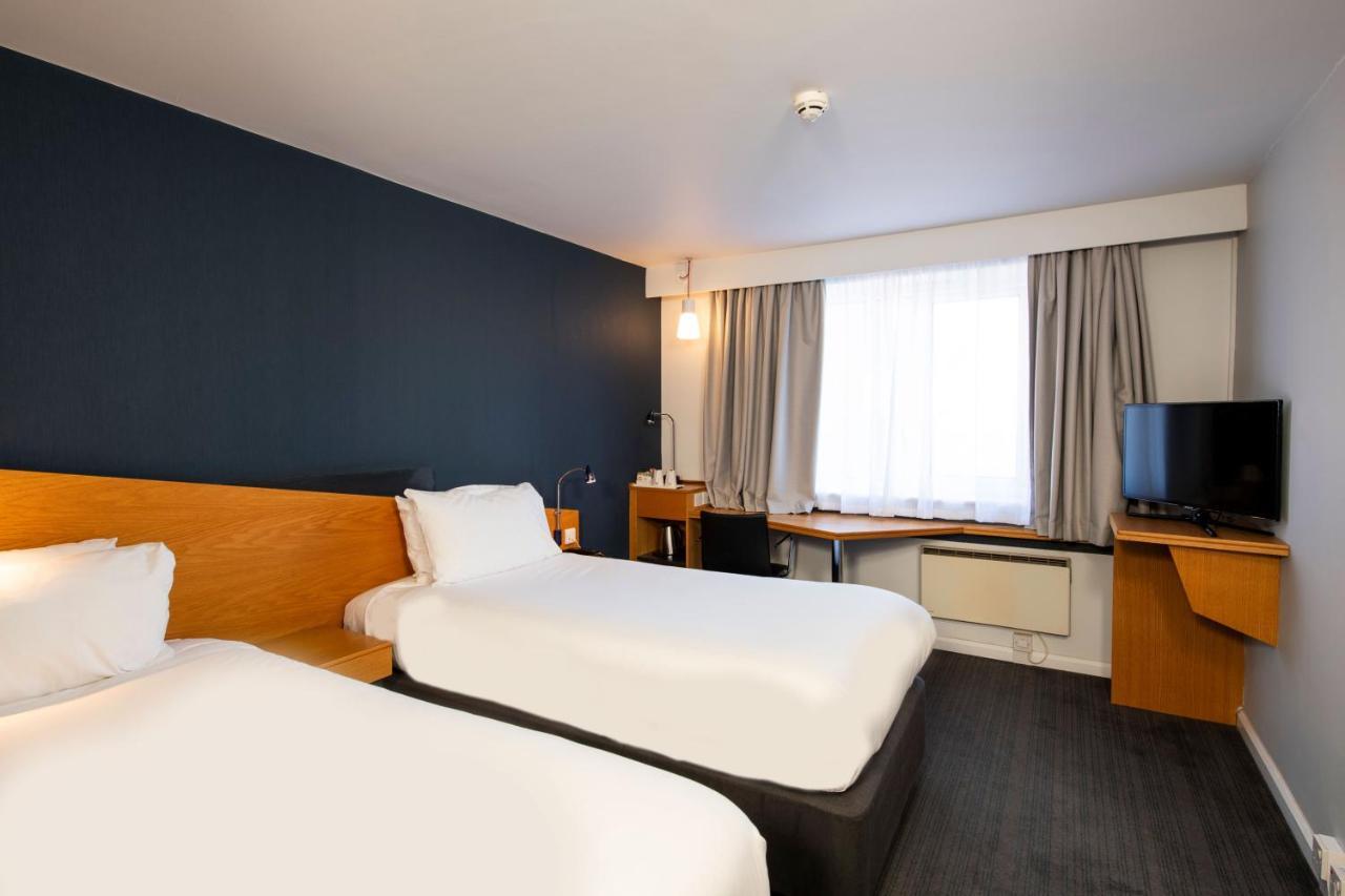 Holiday Inn Express Peterborough By Ihg Exterior photo