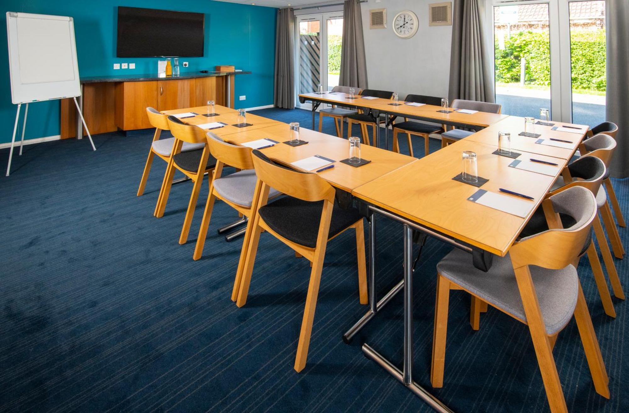 Holiday Inn Express Peterborough By Ihg Exterior photo