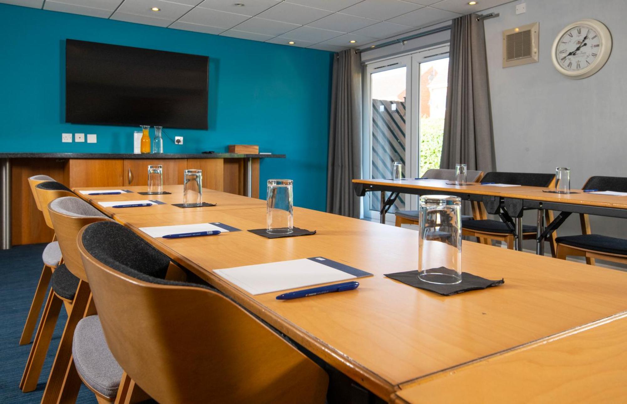 Holiday Inn Express Peterborough By Ihg Exterior photo