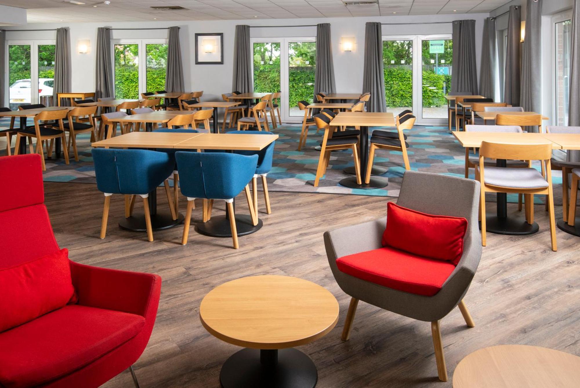 Holiday Inn Express Peterborough By Ihg Exterior photo