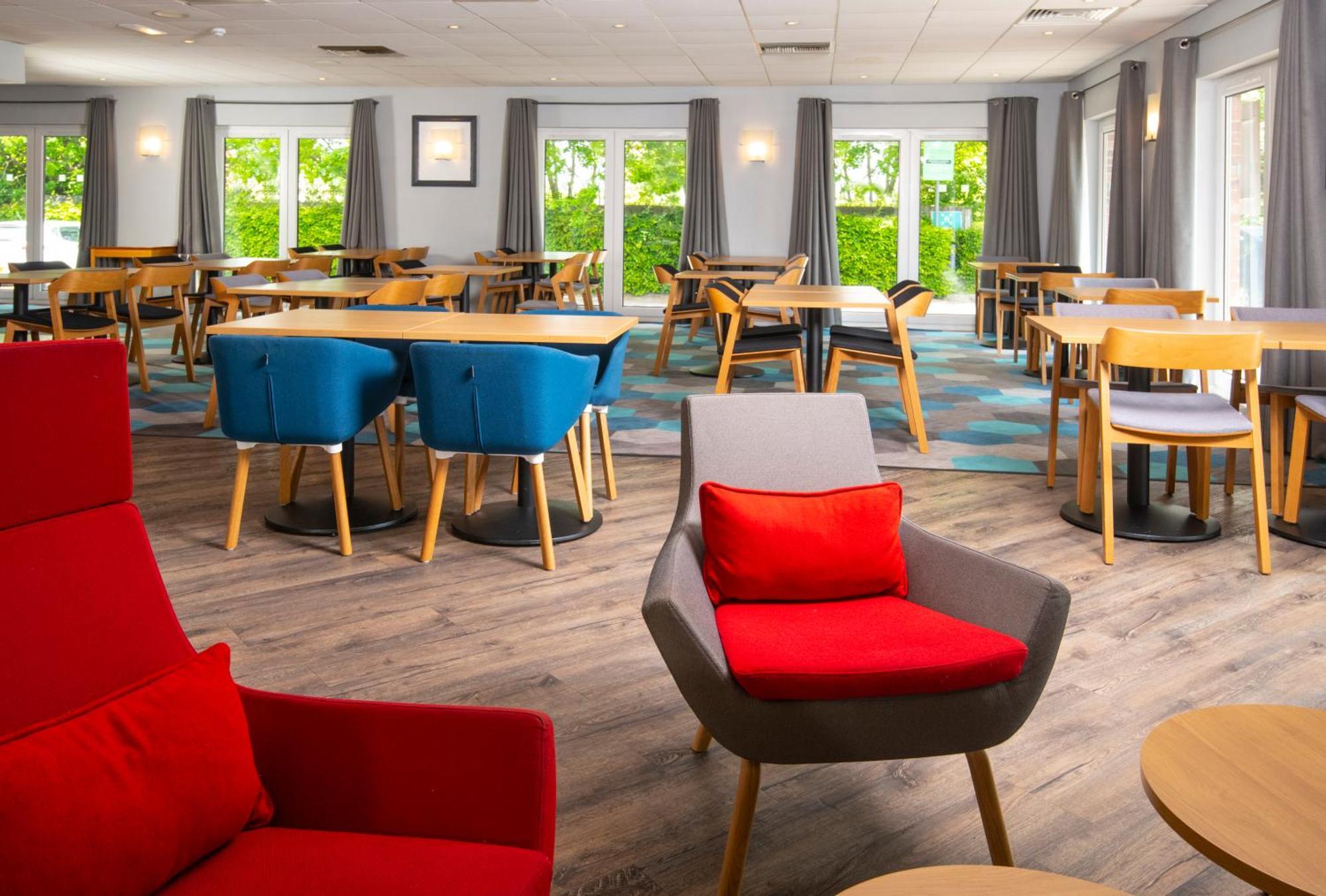 Holiday Inn Express Peterborough By Ihg Exterior photo