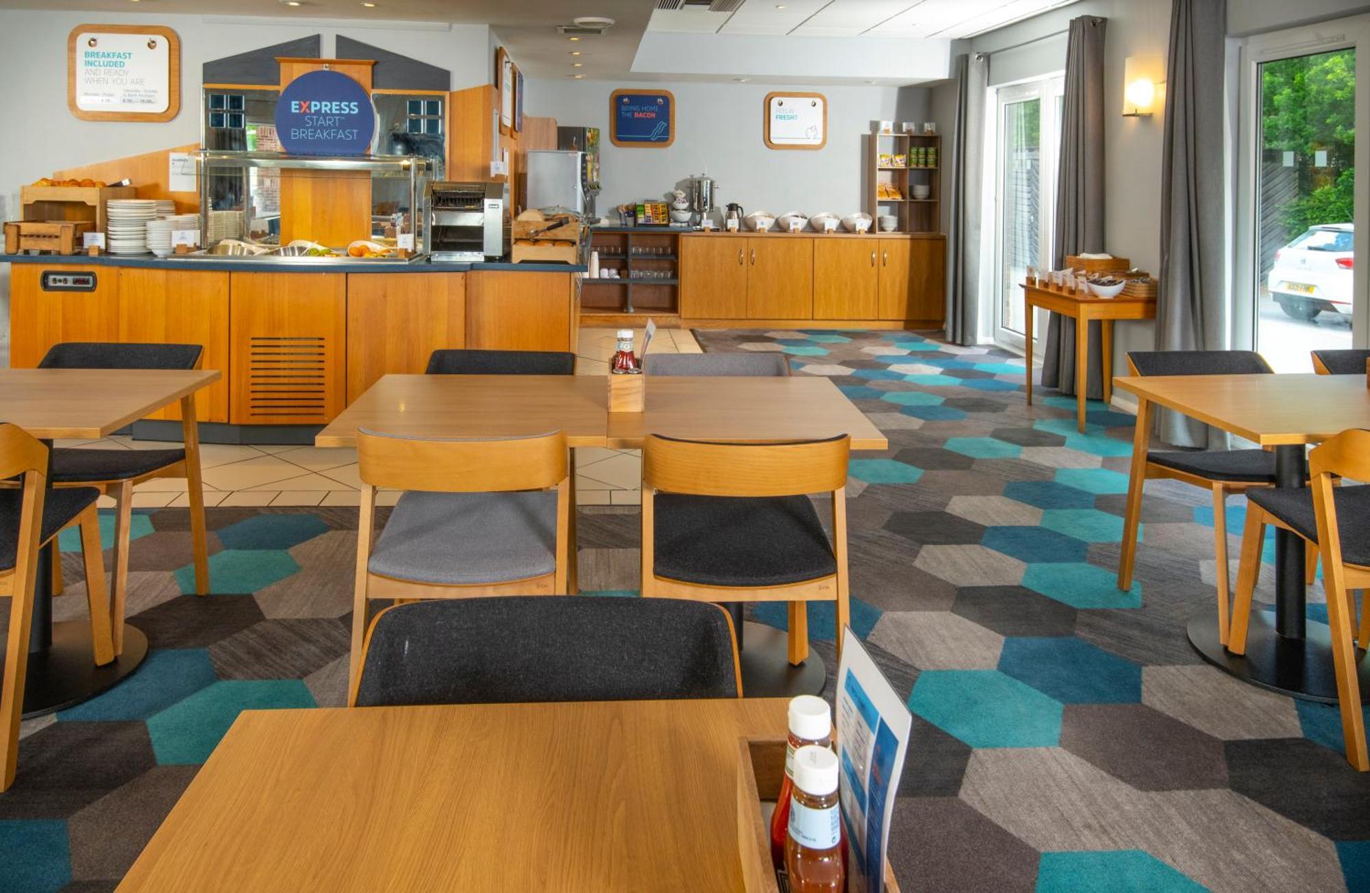 Holiday Inn Express Peterborough By Ihg Exterior photo