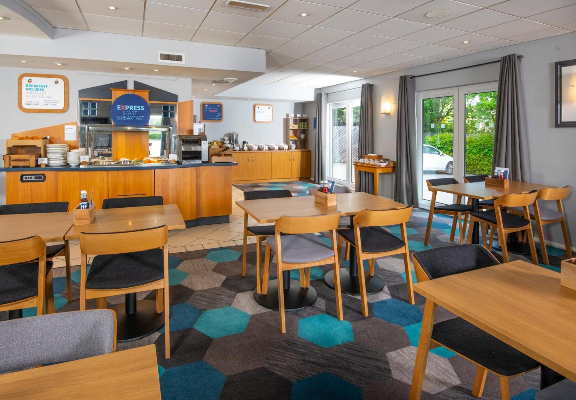Holiday Inn Express Peterborough By Ihg Exterior photo