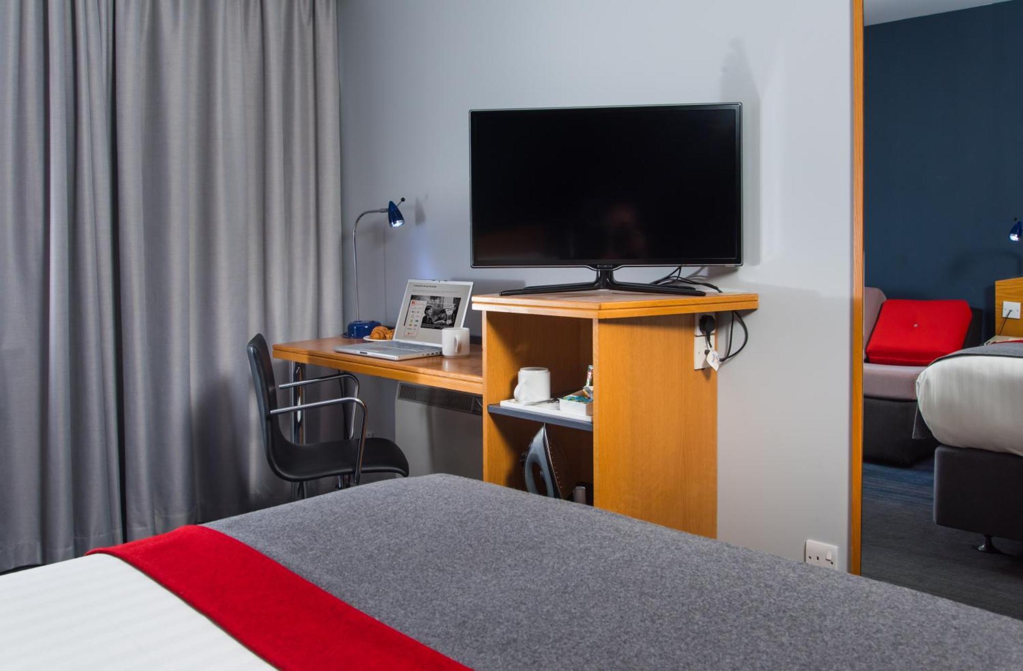 Holiday Inn Express Peterborough By Ihg Exterior photo