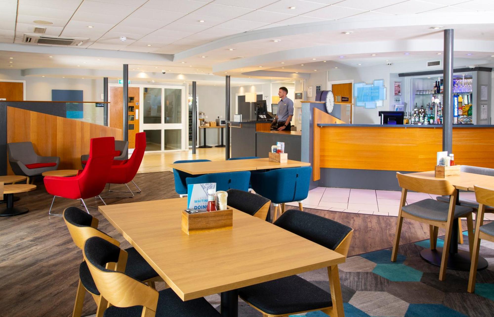 Holiday Inn Express Peterborough By Ihg Exterior photo