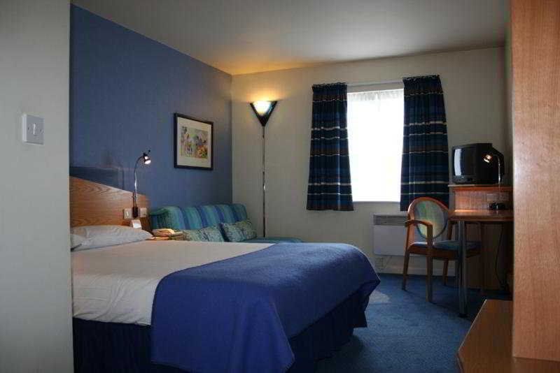 Holiday Inn Express Peterborough By Ihg Exterior photo