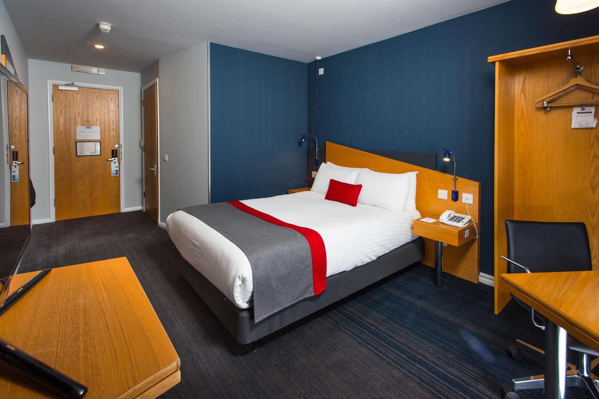 Holiday Inn Express Peterborough By Ihg Exterior photo
