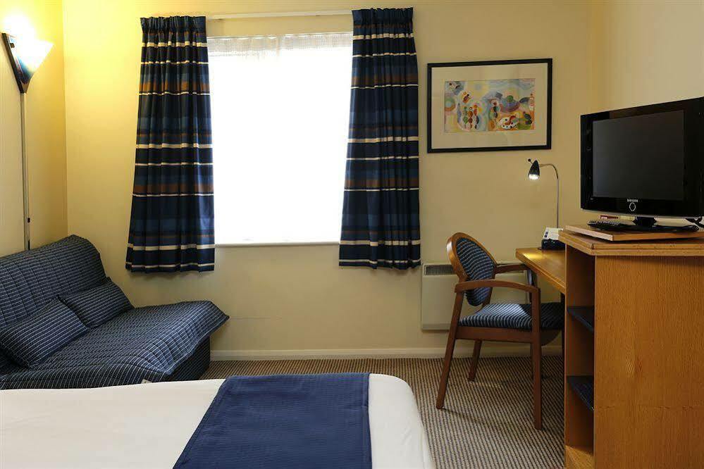 Holiday Inn Express Peterborough By Ihg Exterior photo